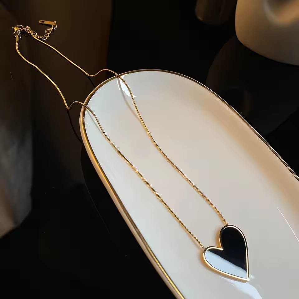 Black Big Heart Light Luxury Clavicle Chain