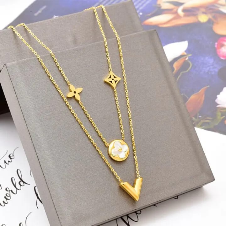 V Pendant Necklace Tassel Four-Leaf Clover Shell