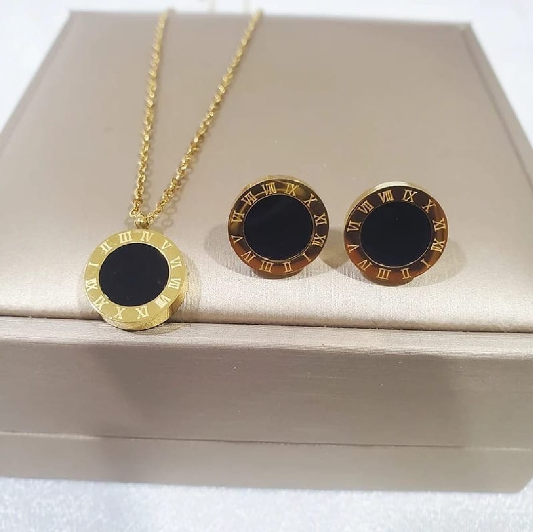Round Black Acrylic Roman Set