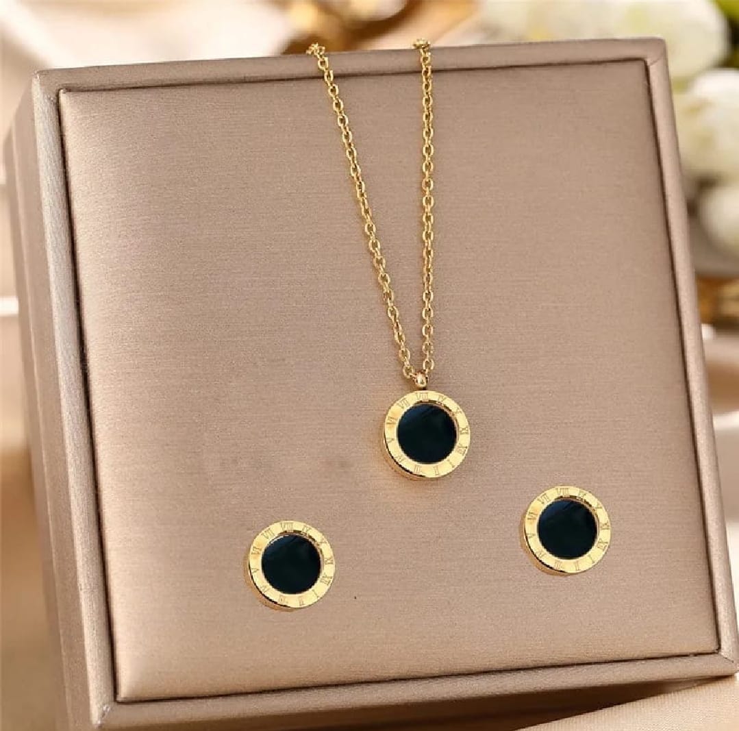 Round Black Acrylic Roman Set