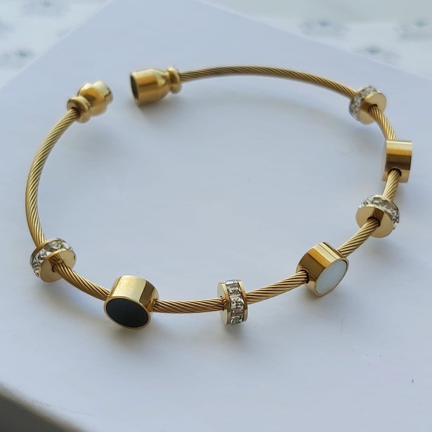 Magnetic Lock black & white shell Charm Bangle