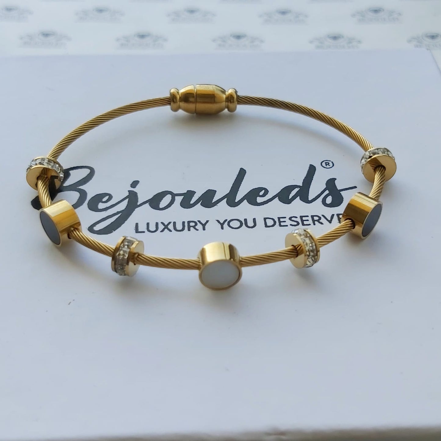 Magnetic Lock black & white shell Charm Bangle