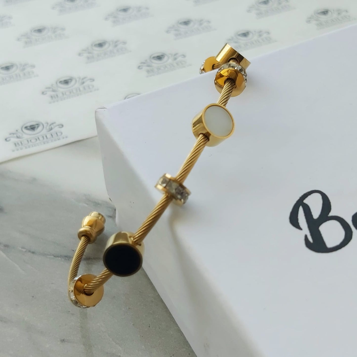 Magnetic Lock black & white shell Charm Bangle