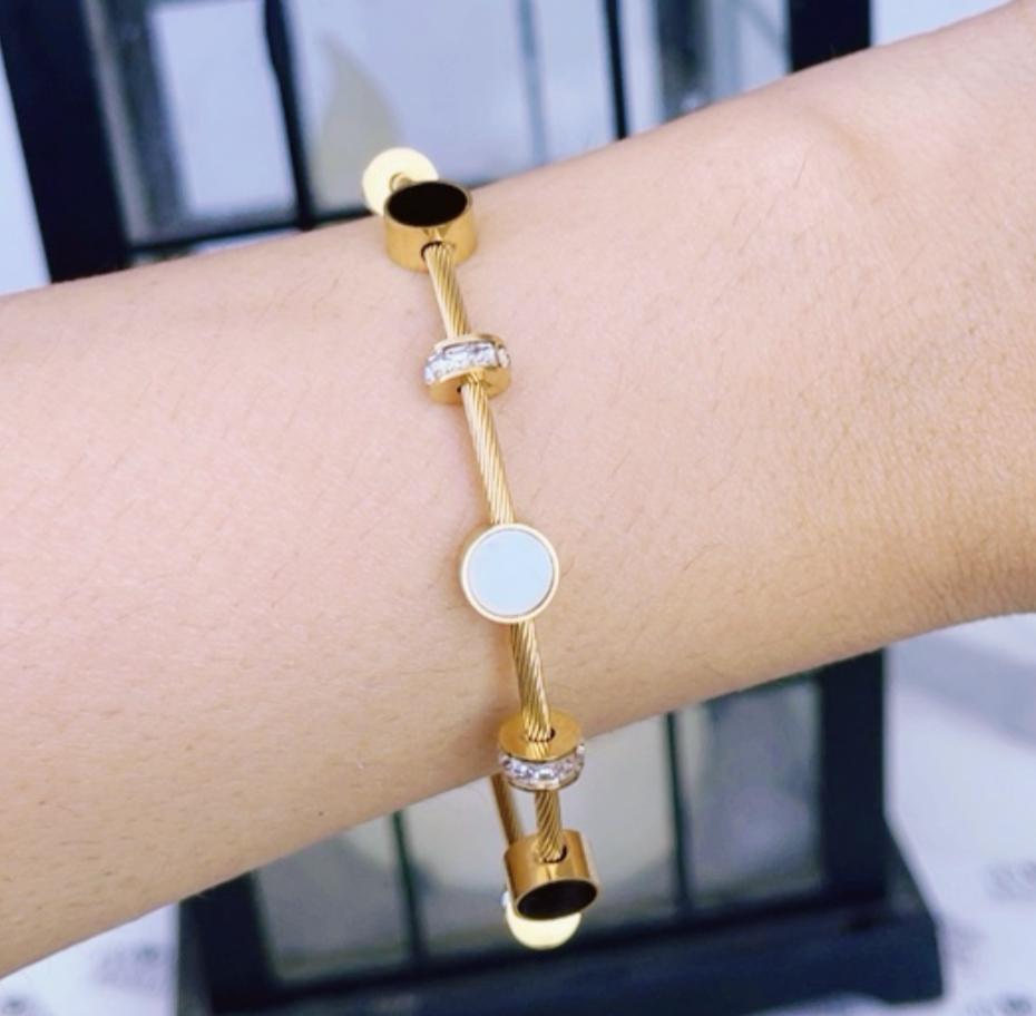 Magnetic Lock black & white shell Charm Bangle
