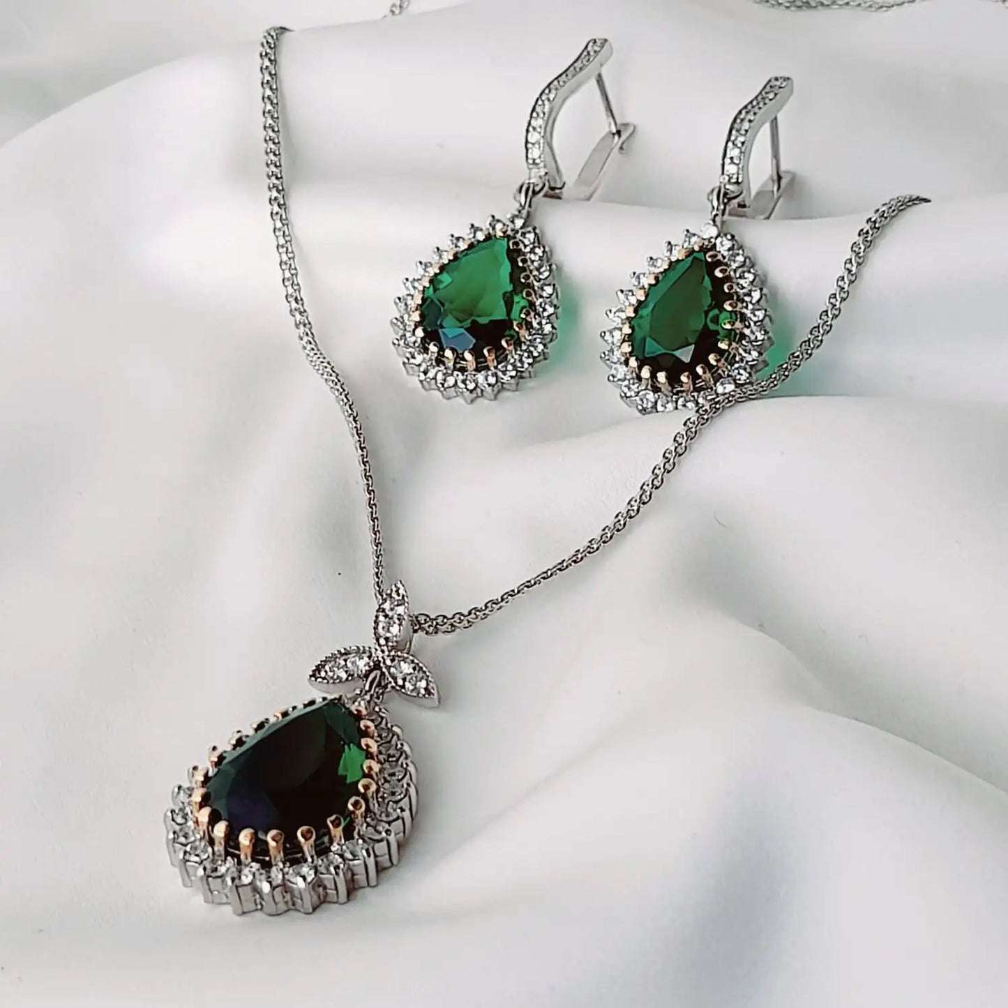HURREM SULTAN PENDANT SET حریم سلطان لاکٹ سیٹ