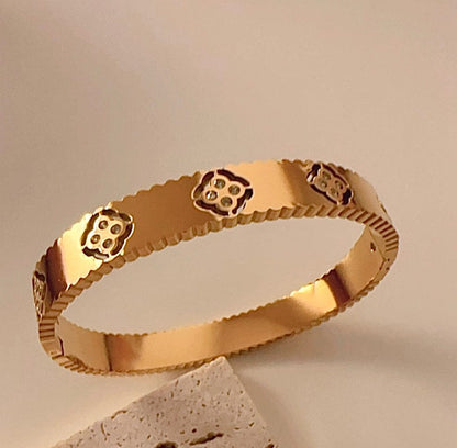 Classic Cubic Clover Bangle
