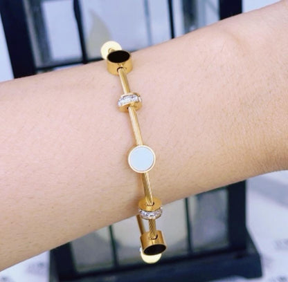 Magnetic Lock black & white shell Charm Bangle
